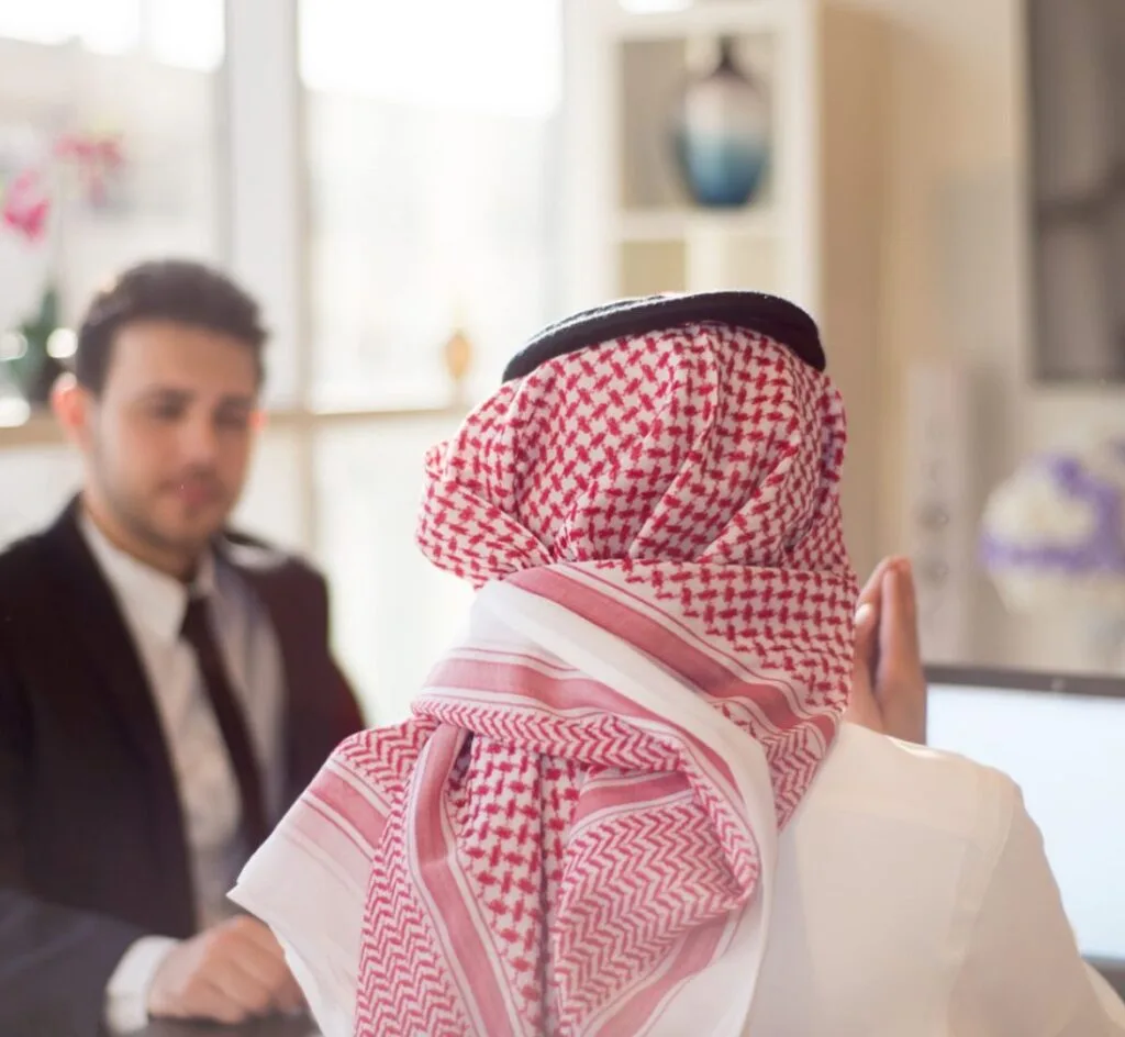 اجتماع قانوني مع محامي تقاضي في شركة نُظم الخليجية